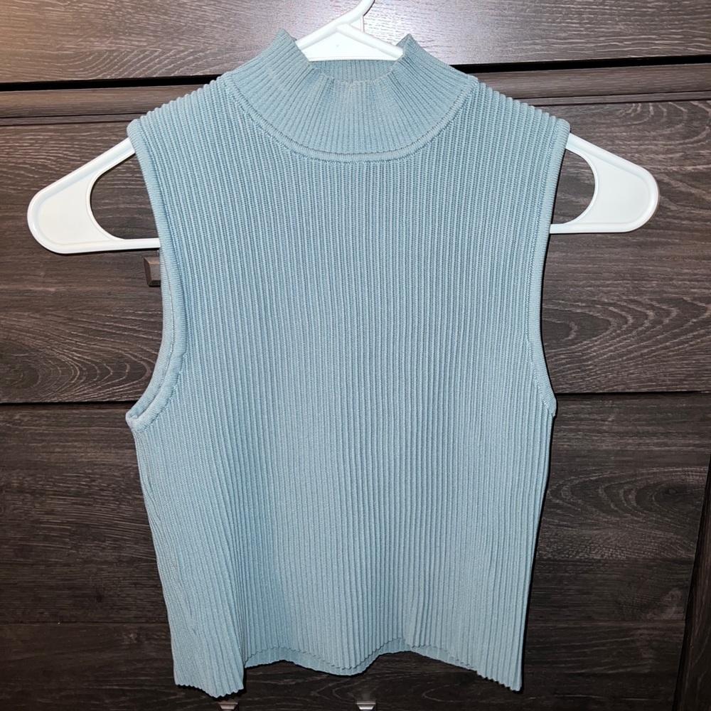 Elegant blue/green no sleeve shirt. Worn once, new condition.